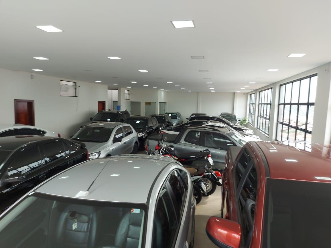 Interior da loja com veículos